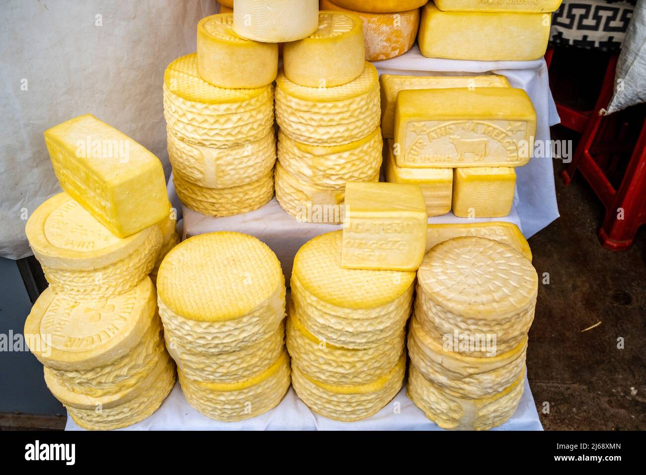 Formaggio locale in vendita presso un mercato di strada all'aperto a Cusco, provincia di Cusco, Perù. Foto Stock