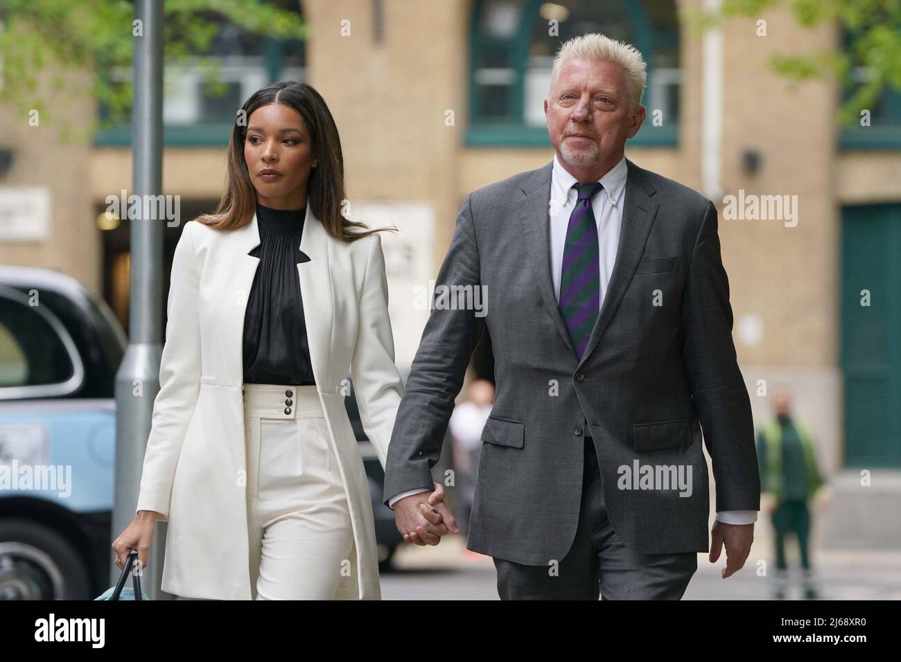 Il tre volte campione di Wimbledon Boris Becker, arriva insieme al partner Lilian de Carvalho Monteiro, per la condanna alla corte della Corona di Southwark, a Londra, dopo che è stato giudicato colpevole di quattro accuse ai sensi della legge sull'insolvenza durante il suo processo fallimentare. Data foto: Venerdì 29 aprile 2022. Foto Stock