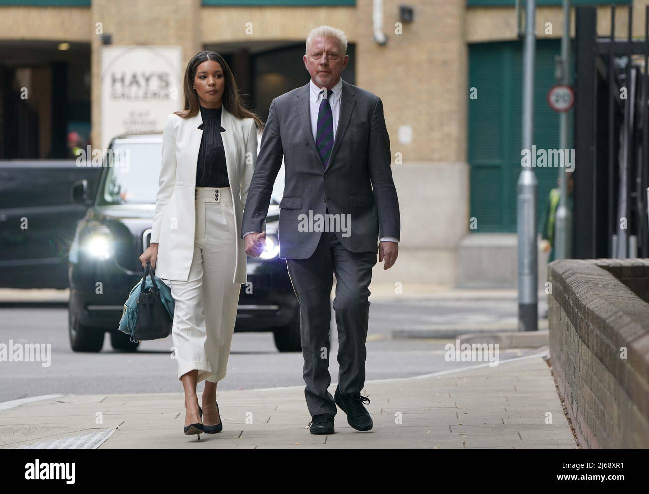 Il tre volte campione di Wimbledon Boris Becker, arriva insieme al partner Lilian de Carvalho Monteiro, per la condanna alla corte della Corona di Southwark, a Londra, dopo che è stato giudicato colpevole di quattro accuse ai sensi della legge sull'insolvenza durante il suo processo fallimentare. Data foto: Venerdì 29 aprile 2022. Foto Stock
