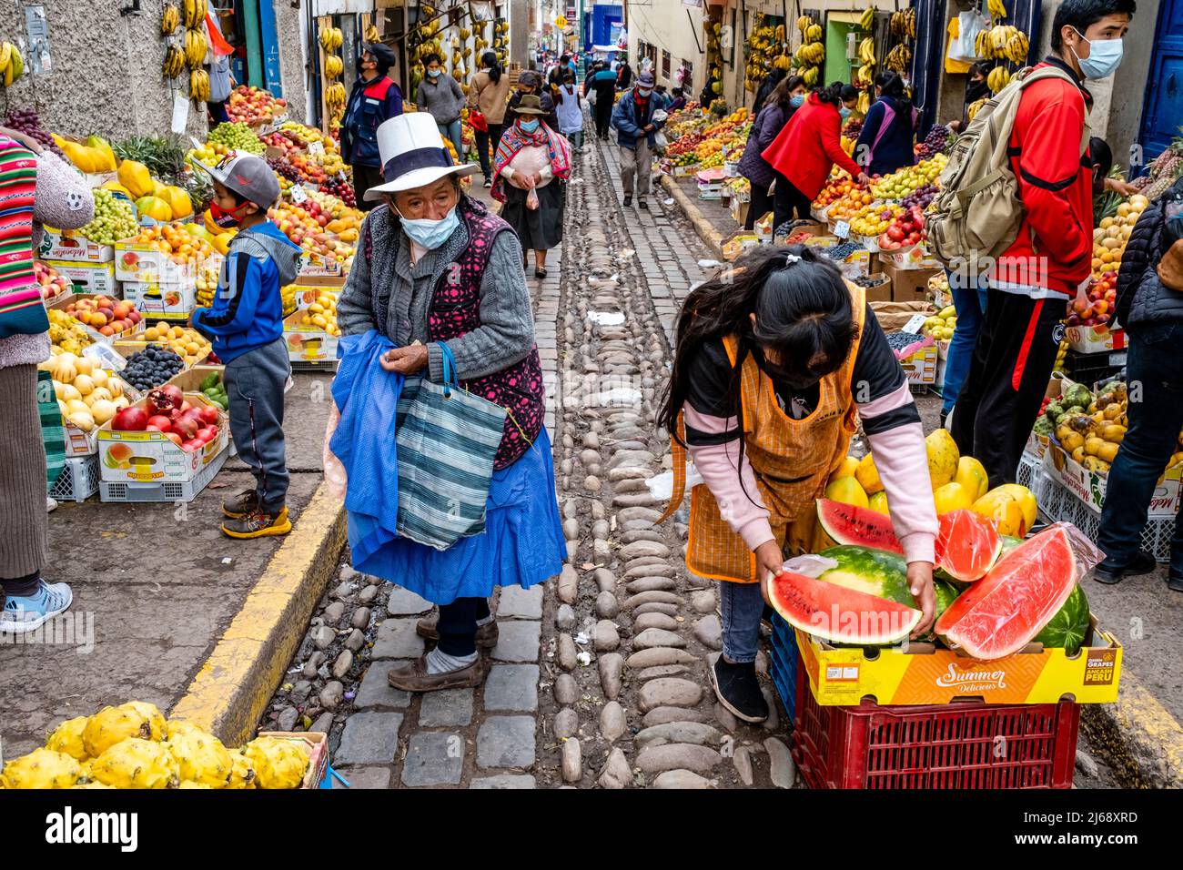 Gente del posto Shopping per frutta fresca e verdure ad un mercato di strada all'aperto in Cusco, provincia di Cusco, Perù. Foto Stock