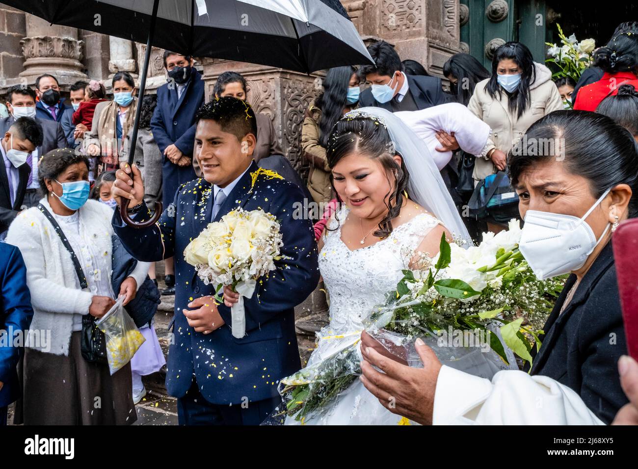 Una giovane coppia peruviana lascia la Cattedrale dopo essersi sposata, Cusco, Provincia di Cusco, Perù. Foto Stock