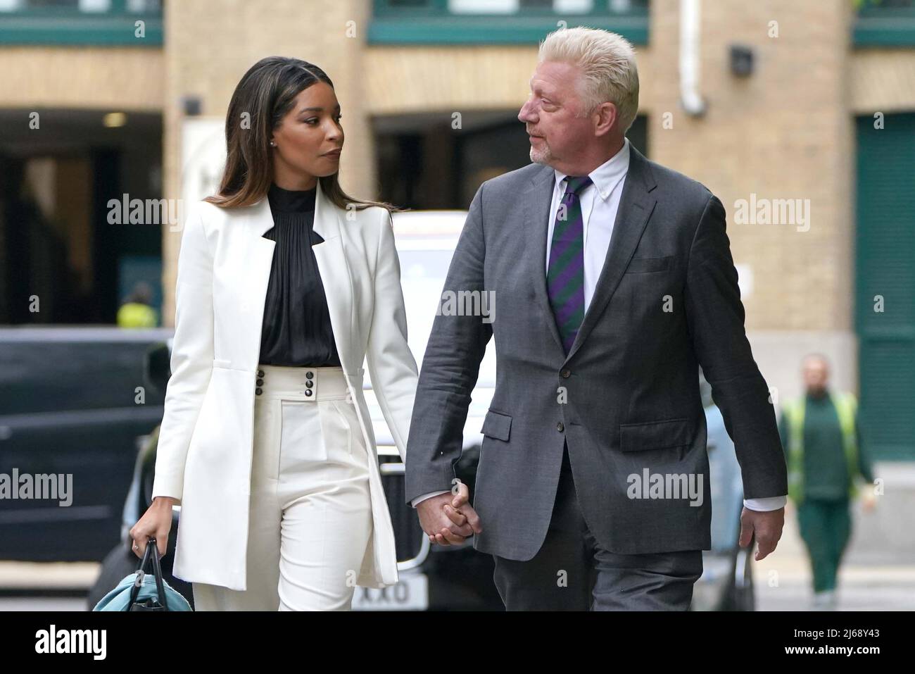 Il tre volte campione di Wimbledon Boris Becker, arriva insieme al partner Lilian de Carvalho Monteiro, per la condanna alla corte della Corona di Southwark, a Londra, dopo che è stato giudicato colpevole di quattro accuse ai sensi della legge sull'insolvenza durante il suo processo fallimentare. Data foto: Venerdì 29 aprile 2022. Foto Stock