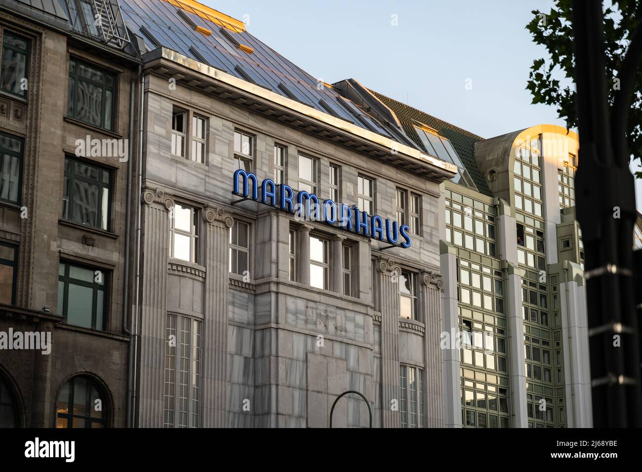 La famosa Marmorhaus nella capitale della Germania. Una facciata in marmo bianco la sera di fronte ad un cielo blu. Punto di riferimento architettonico in città. Foto Stock