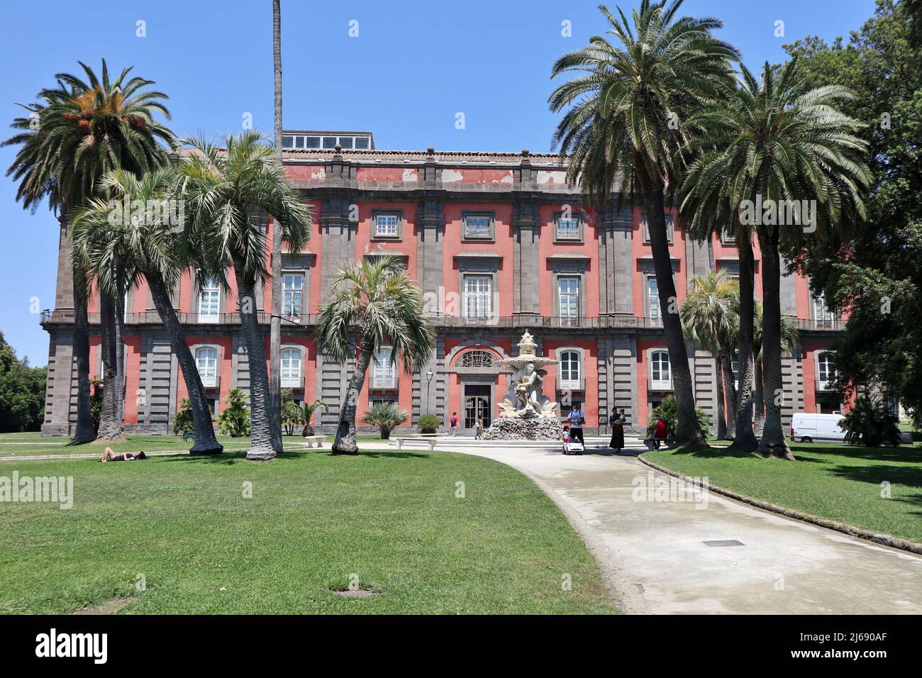 Napoli - Facciata laterale del Museo di Capodimonte dal Belvedere Foto Stock