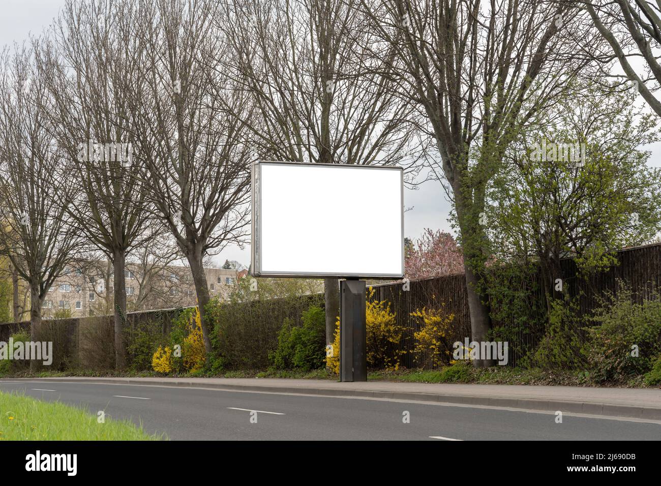 Pannello pubblicitario per affissioni per un mockup. Modello vuoto per un annuncio accanto ad una strada grande. Spazio per un poster commerciale nel centro della città. Foto Stock