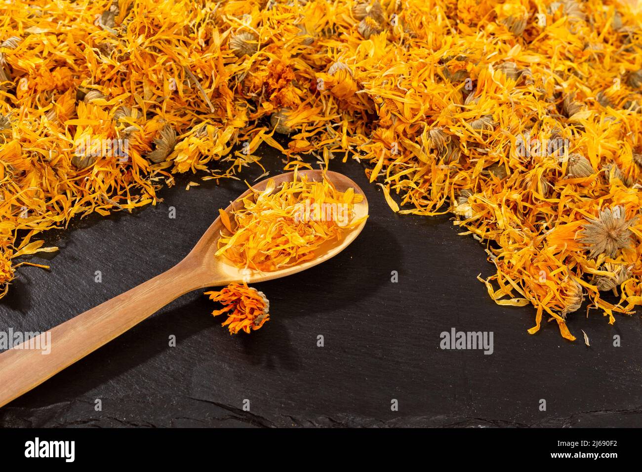 Caléndula officinalis Hierba Asterácea - fiori di calendula essiccati Foto Stock