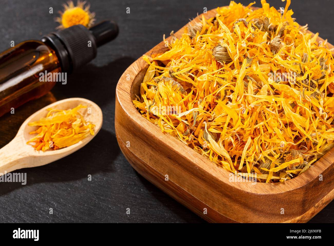 Caléndula officinalis Hierba Asterácea - fiori di calendula essiccati Foto Stock