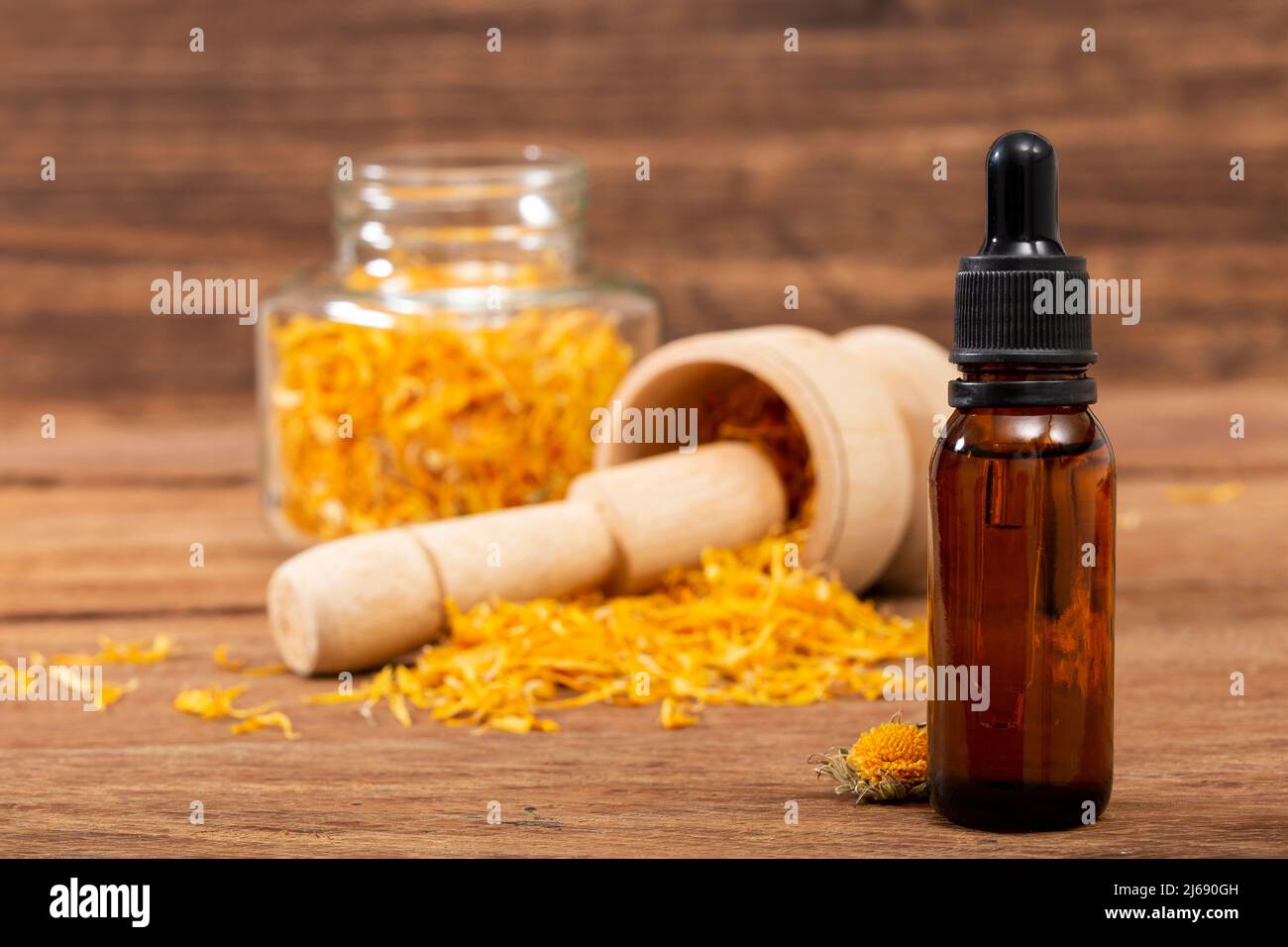 Calendula officinalis - olio Calendula in Drosipper cosmetico scuro Foto Stock