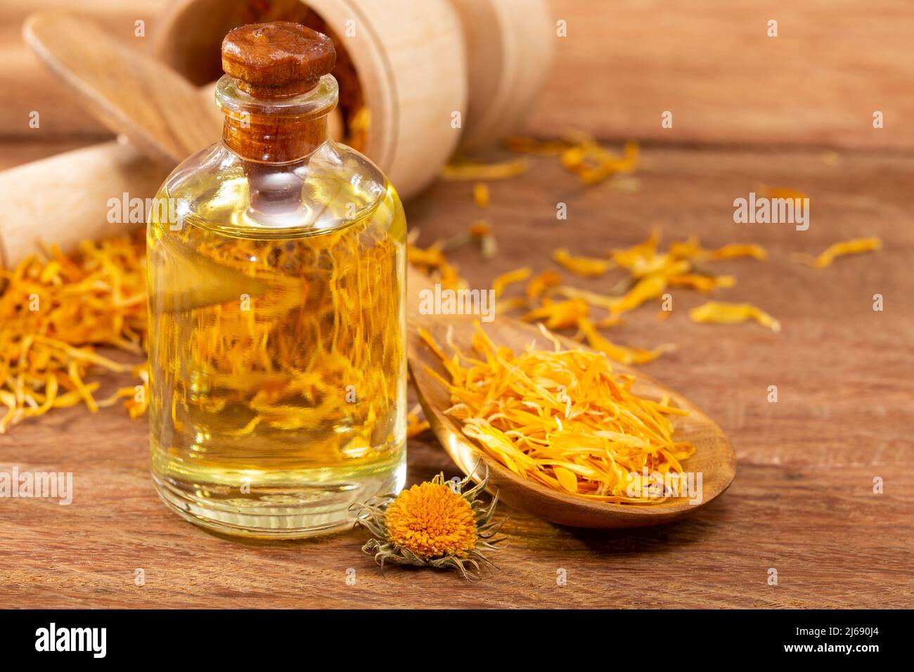 Calendula officinalis - olio Calendula in bottiglia di vetro Foto Stock