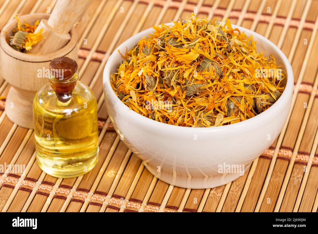 Calendula officinalis - olio Calendula in bottiglia di vetro Foto Stock