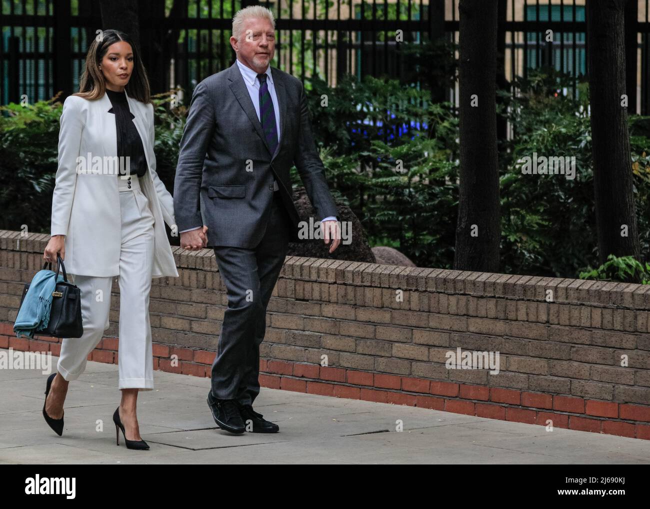 Londra, Regno Unito, 29th aprile 2022. L'ex asso da tennis Boris Becker, con la fidanzata Lilian de Carvalho, cammina fino al Southwark Crown Court, dove deve essere condannato oggi. Becker si trova di fronte al potenziale di una pena di prigione dopo essere stato giudicato colpevole all'inizio di quest'anno di quattro accuse in merito al suo caso di fallimento. Credit: Imagplotter/Alamy Live News Foto Stock