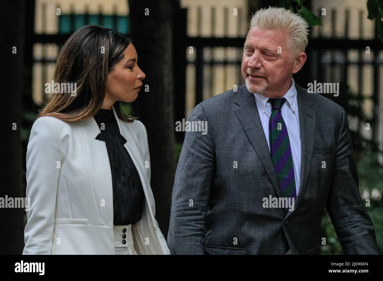 Londra, Regno Unito, 29th aprile 2022. L'ex asso da tennis Boris Becker, con la fidanzata Lilian de Carvalho, cammina fino al Southwark Crown Court, dove deve essere condannato oggi. Becker si trova di fronte al potenziale di una pena di prigione dopo essere stato giudicato colpevole all'inizio di quest'anno di quattro accuse in merito al suo caso di fallimento. Credit: Imagplotter/Alamy Live News Foto Stock