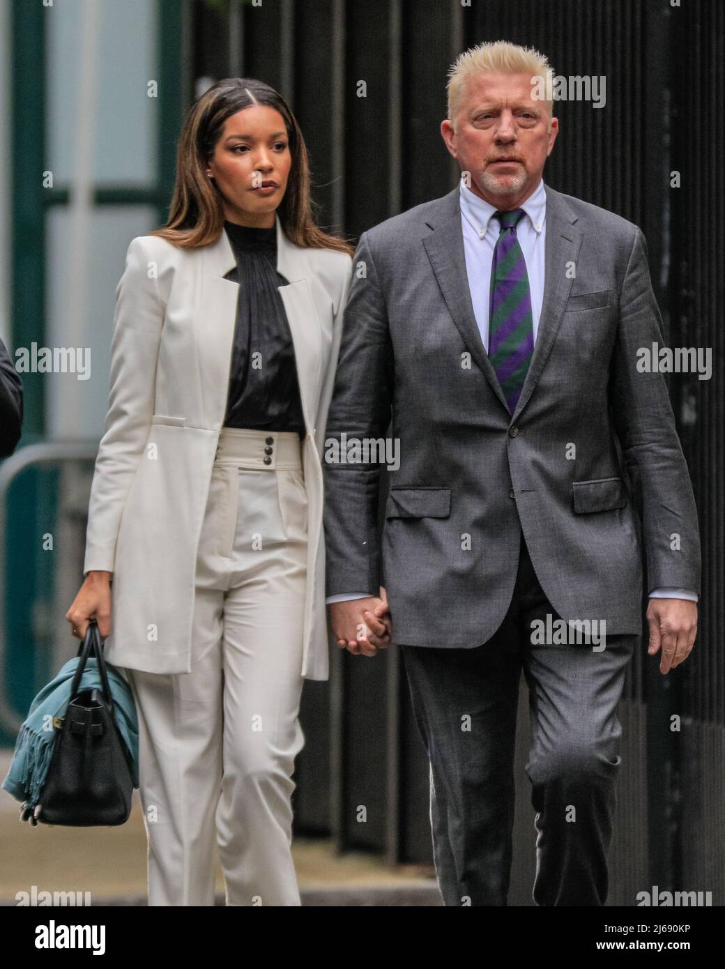 Londra, Regno Unito, 29th aprile 2022. L'ex asso da tennis Boris Becker, con la fidanzata Lilian de Carvalho, cammina fino al Southwark Crown Court, dove deve essere condannato oggi. Becker si trova di fronte al potenziale di una pena di prigione dopo essere stato giudicato colpevole all'inizio di quest'anno di quattro accuse in merito al suo caso di fallimento. Credit: Imagplotter/Alamy Live News Foto Stock