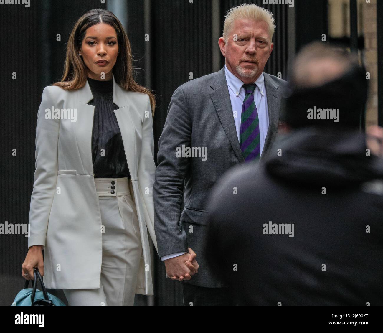 Londra, Regno Unito, 29th aprile 2022. L'ex asso da tennis Boris Becker, con la fidanzata Lilian de Carvalho, cammina fino al Southwark Crown Court, dove deve essere condannato oggi. Becker si trova di fronte al potenziale di una pena di prigione dopo essere stato giudicato colpevole all'inizio di quest'anno di quattro accuse in merito al suo caso di fallimento. Credit: Imagplotter/Alamy Live News Foto Stock