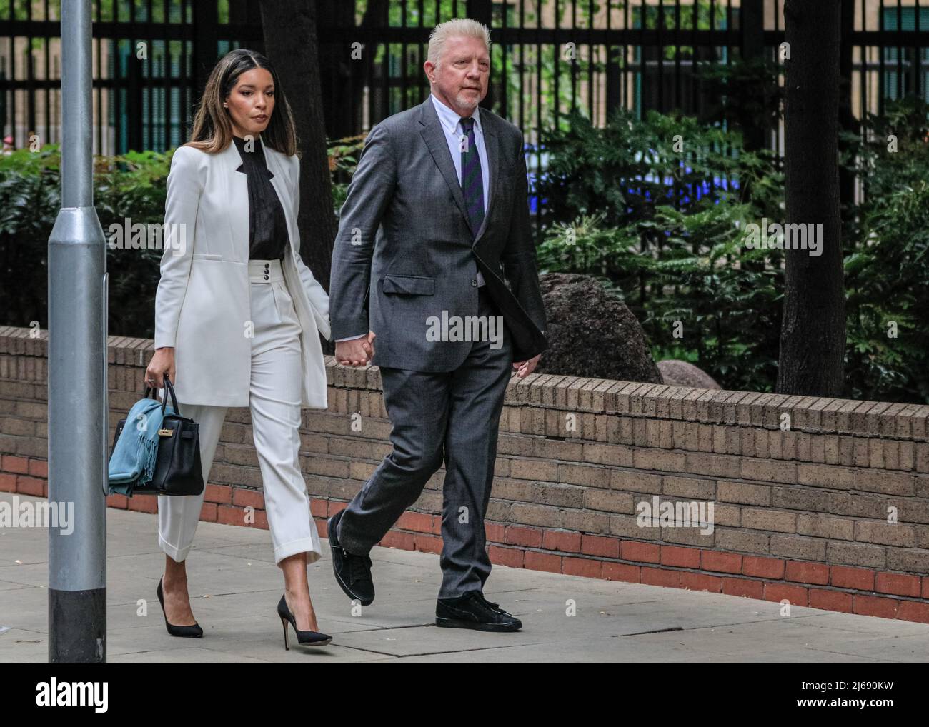 Londra, Regno Unito, 29th aprile 2022. L'ex asso da tennis Boris Becker, con la fidanzata Lilian de Carvalho, cammina fino al Southwark Crown Court, dove deve essere condannato oggi. Becker si trova di fronte al potenziale di una pena di prigione dopo essere stato giudicato colpevole all'inizio di quest'anno di quattro accuse in merito al suo caso di fallimento. Credit: Imagplotter/Alamy Live News Foto Stock