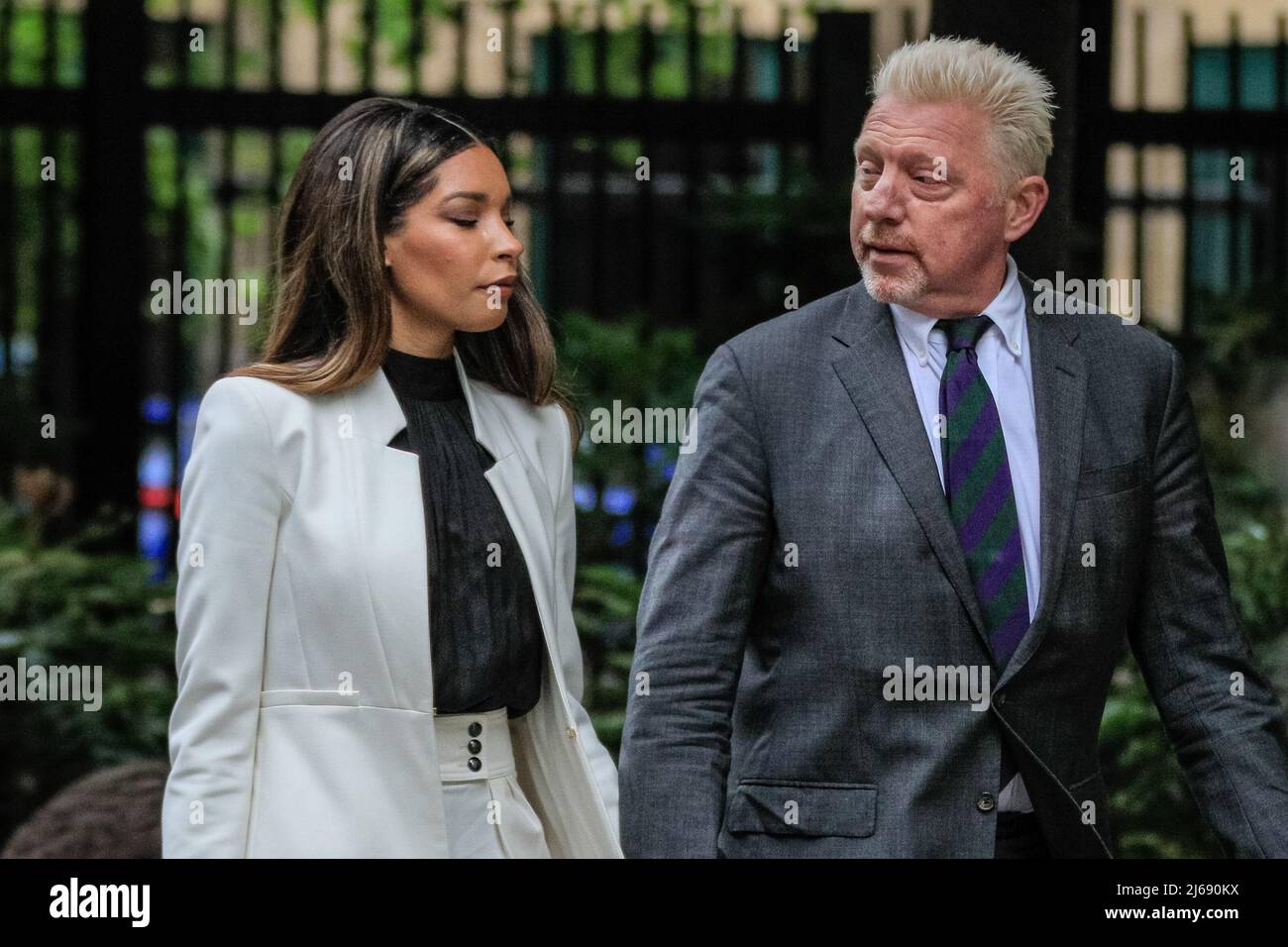 Londra, Regno Unito, 29th aprile 2022. L'ex asso da tennis Boris Becker, con la fidanzata Lilian de Carvalho, cammina fino al Southwark Crown Court, dove deve essere condannato oggi. Becker si trova di fronte al potenziale di una pena di prigione dopo essere stato giudicato colpevole all'inizio di quest'anno di quattro accuse in merito al suo caso di fallimento. Credit: Imagplotter/Alamy Live News Foto Stock