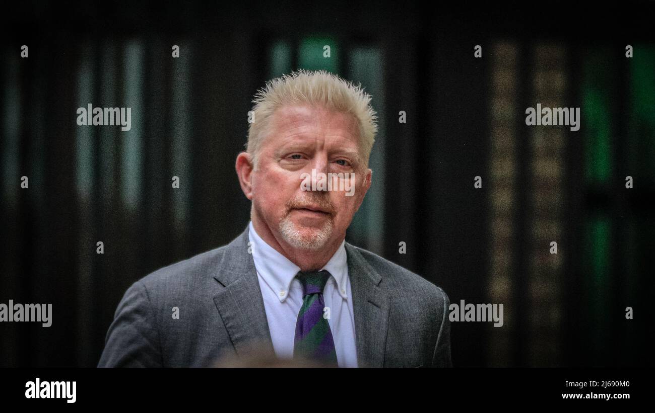 Londra, Regno Unito, 29th aprile 2022. L'ex asso da tennis Boris Becker, con la fidanzata Lilian de Carvalho, cammina fino al Southwark Crown Court, dove deve essere condannato oggi. Becker si trova di fronte al potenziale di una pena di prigione dopo essere stato giudicato colpevole all'inizio di quest'anno di quattro accuse in merito al suo caso di fallimento. Credit: Imagplotter/Alamy Live News Foto Stock