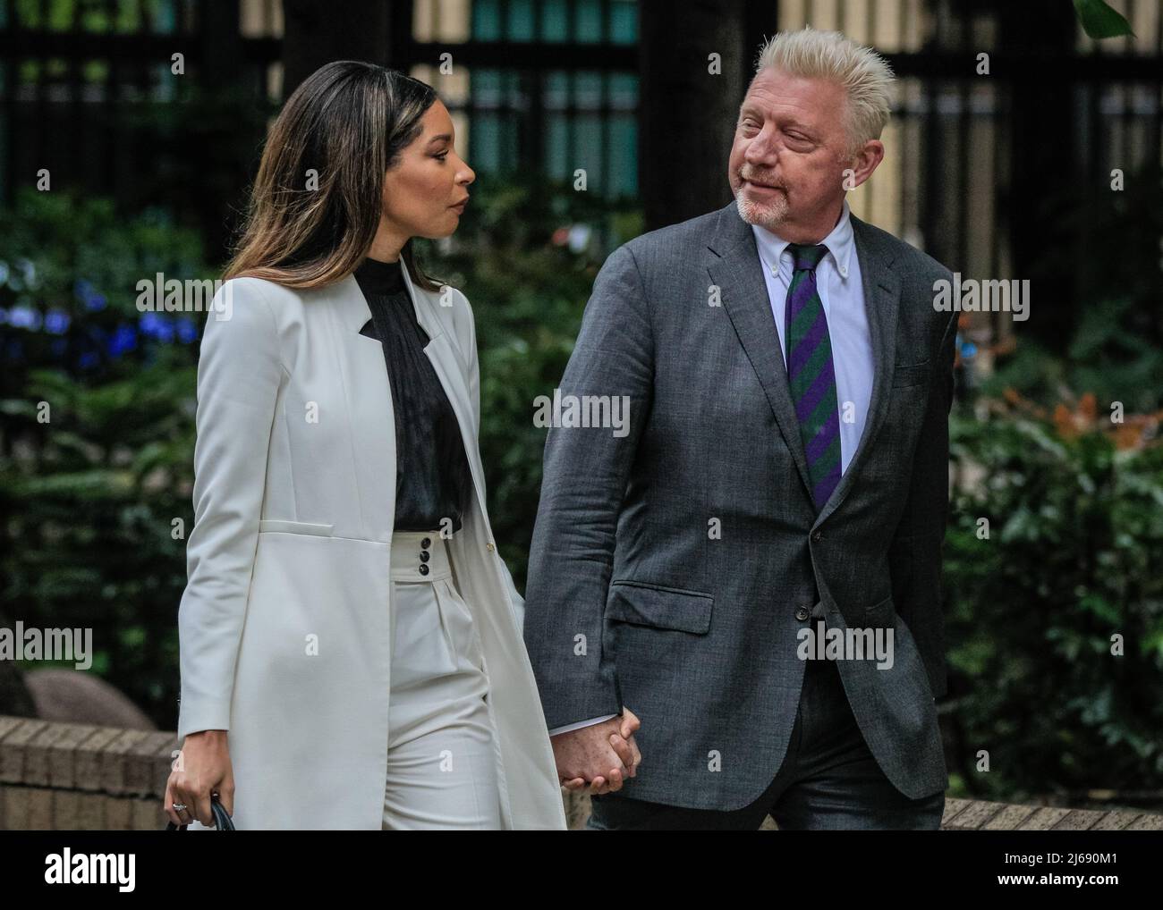 Londra, Regno Unito, 29th aprile 2022. L'ex asso da tennis Boris Becker, con la fidanzata Lilian de Carvalho, cammina fino al Southwark Crown Court, dove deve essere condannato oggi. Becker si trova di fronte al potenziale di una pena di prigione dopo essere stato giudicato colpevole all'inizio di quest'anno di quattro accuse in merito al suo caso di fallimento. Credit: Imagplotter/Alamy Live News Foto Stock