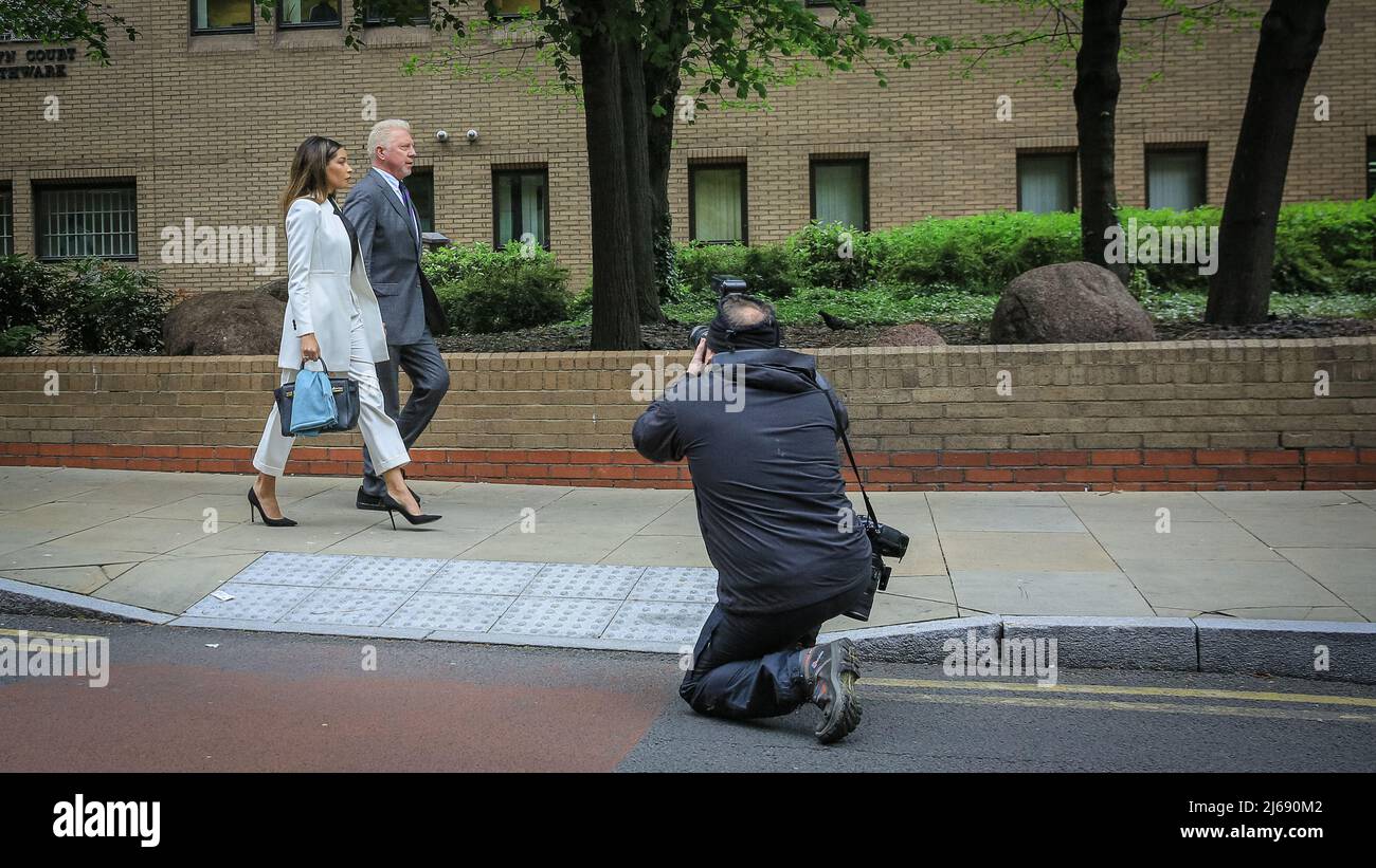 Londra, Regno Unito, 29th aprile 2022. L'ex asso da tennis Boris Becker, con la fidanzata Lilian de Carvalho, cammina fino al Southwark Crown Court, dove deve essere condannato oggi. Becker si trova di fronte al potenziale di una pena di prigione dopo essere stato giudicato colpevole all'inizio di quest'anno di quattro accuse in merito al suo caso di fallimento. Credit: Imagplotter/Alamy Live News Foto Stock