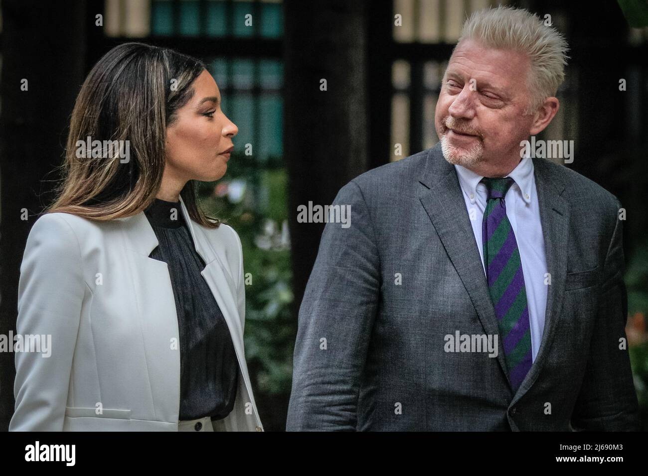 Londra, Regno Unito, 29th aprile 2022. L'ex asso da tennis Boris Becker, con la fidanzata Lilian de Carvalho, cammina fino al Southwark Crown Court, dove deve essere condannato oggi. Becker si trova di fronte al potenziale di una pena di prigione dopo essere stato giudicato colpevole all'inizio di quest'anno di quattro accuse in merito al suo caso di fallimento. Credit: Imagplotter/Alamy Live News Foto Stock