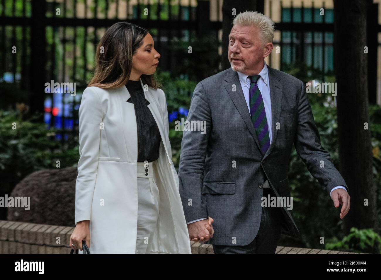 Londra, Regno Unito, 29th aprile 2022. L'ex asso da tennis Boris Becker, con la fidanzata Lilian de Carvalho, cammina fino al Southwark Crown Court, dove deve essere condannato oggi. Becker si trova di fronte al potenziale di una pena di prigione dopo essere stato giudicato colpevole all'inizio di quest'anno di quattro accuse in merito al suo caso di fallimento. Credit: Imagplotter/Alamy Live News Foto Stock