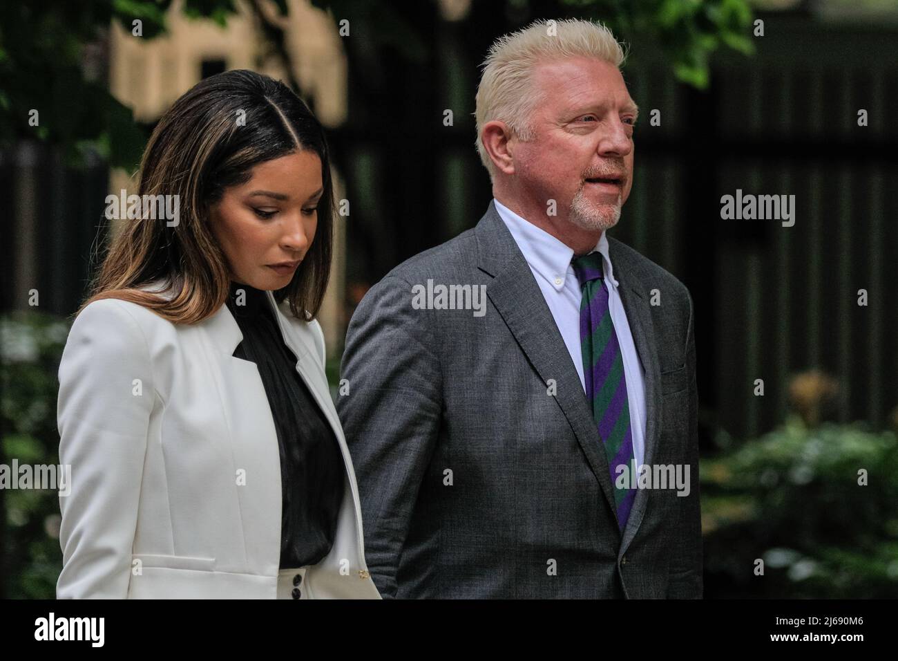 Londra, Regno Unito, 29th aprile 2022. L'ex asso da tennis Boris Becker, con la fidanzata Lilian de Carvalho, cammina fino al Southwark Crown Court, dove deve essere condannato oggi. Becker si trova di fronte al potenziale di una pena di prigione dopo essere stato giudicato colpevole all'inizio di quest'anno di quattro accuse in merito al suo caso di fallimento. Credit: Imagplotter/Alamy Live News Foto Stock