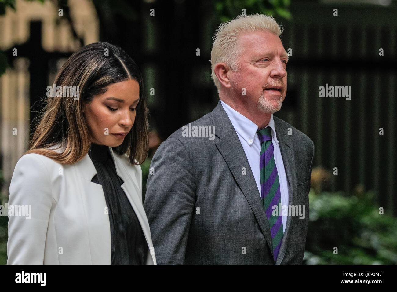 Londra, Regno Unito, 29th aprile 2022. L'ex asso da tennis Boris Becker, con la fidanzata Lilian de Carvalho, cammina fino al Southwark Crown Court, dove deve essere condannato oggi. Becker si trova di fronte al potenziale di una pena di prigione dopo essere stato giudicato colpevole all'inizio di quest'anno di quattro accuse in merito al suo caso di fallimento. Credit: Imagplotter/Alamy Live News Foto Stock