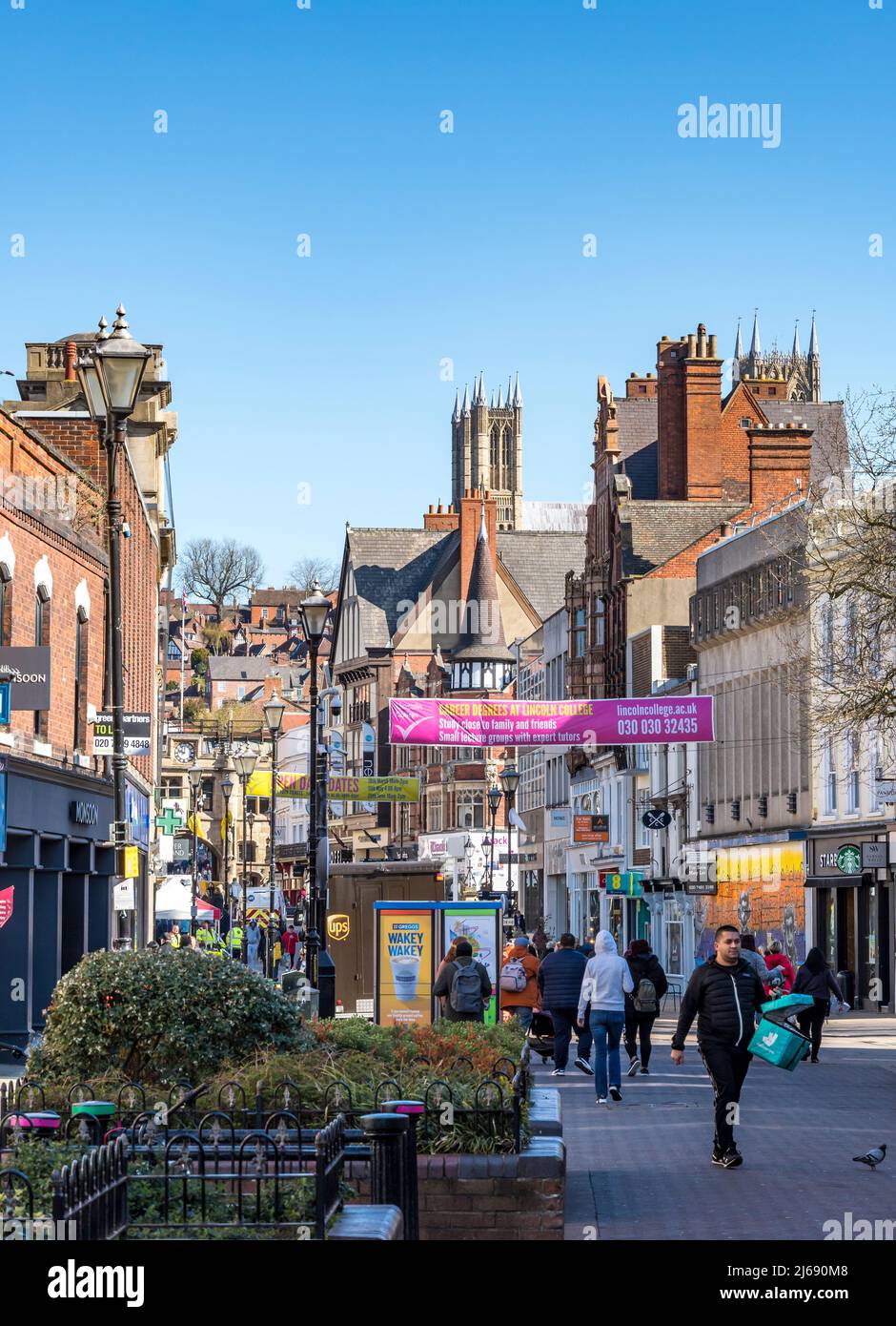 Strada alta guardando a nord fino a stonebow e in salita fino alla cattedrale di lincoln 2022 Foto Stock