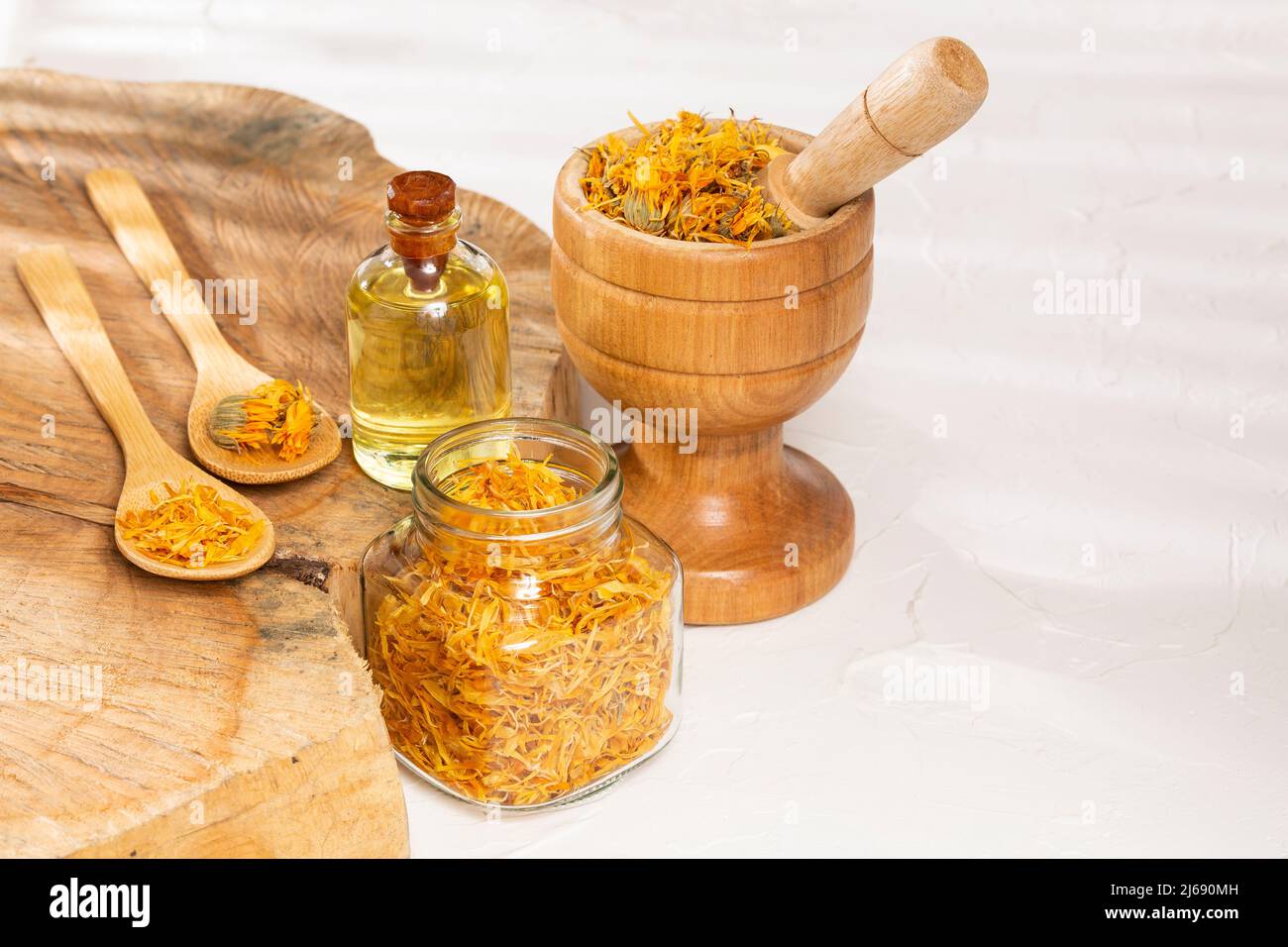 Calendula officinalis - olio Calendula in bottiglia di vetro Foto Stock