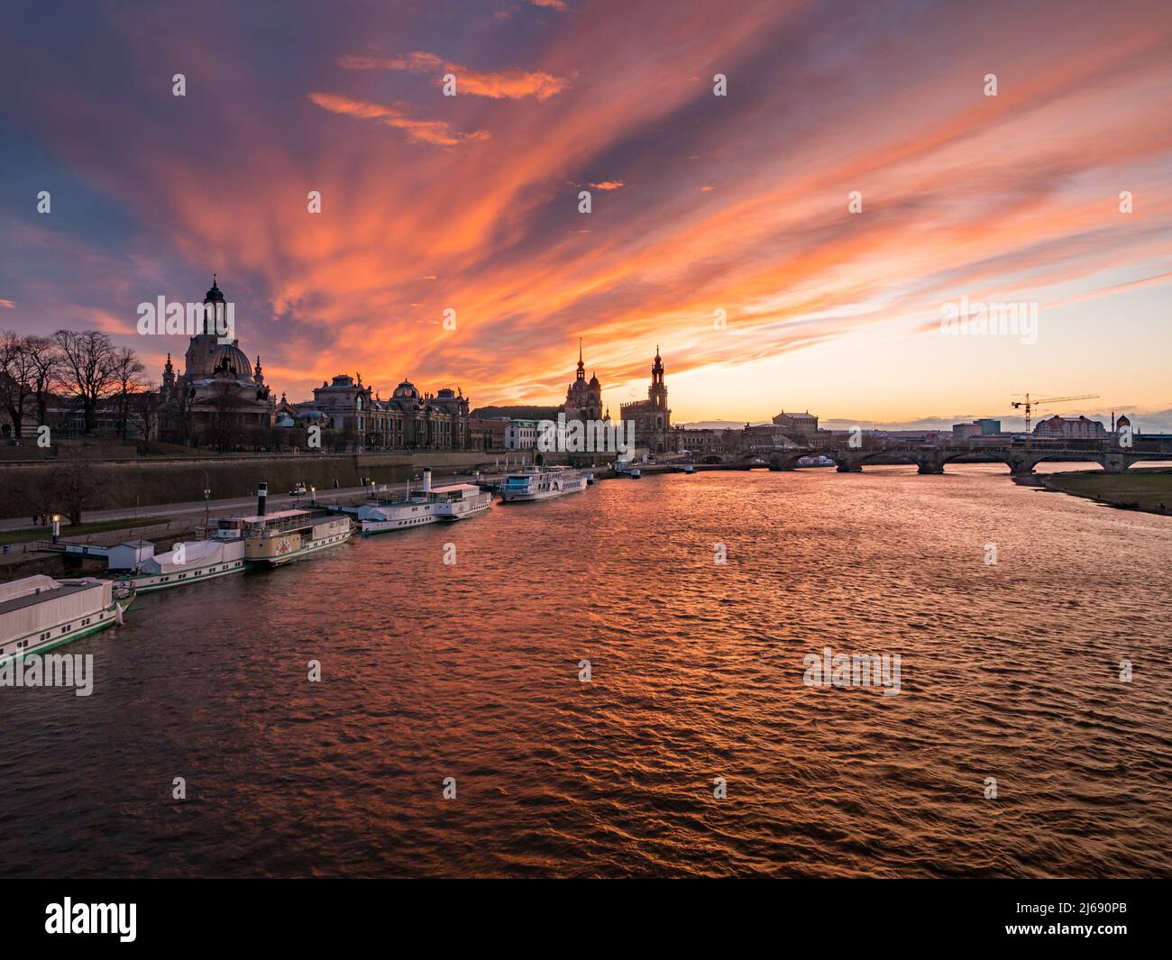 Città di Dresda fiume elba durante il tramonto e l'ora d'oro. Torna illuminato skyline quando il sole sta scendendo in serata. Splendidi edifici della città vecchia. Foto Stock