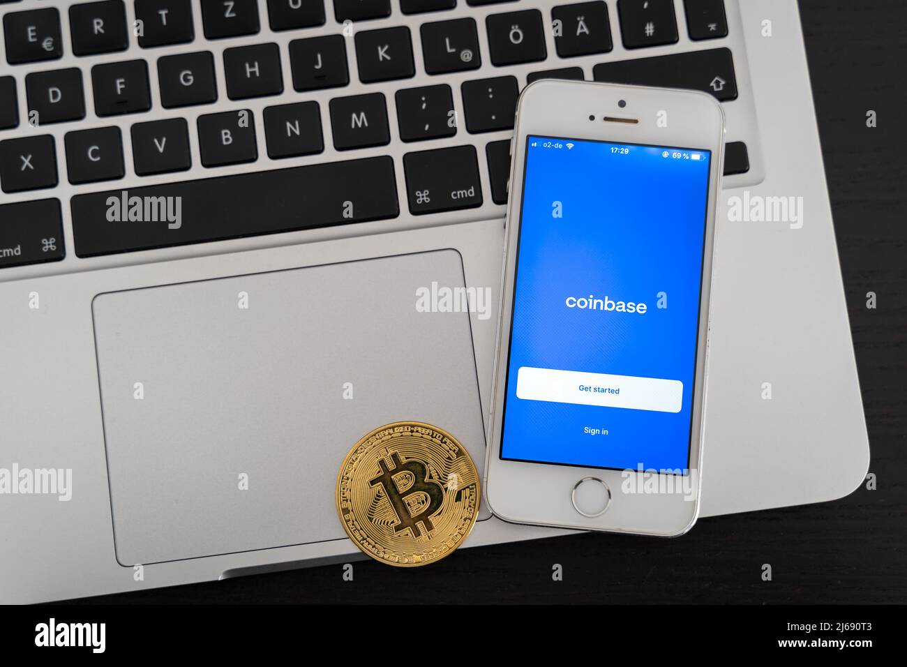 Applicazione Coinbase su smartphone il giorno dell'IPO in borsa. Mercato per commerciare una valuta criptata come Bitcoin e Ethereum. Foto Stock