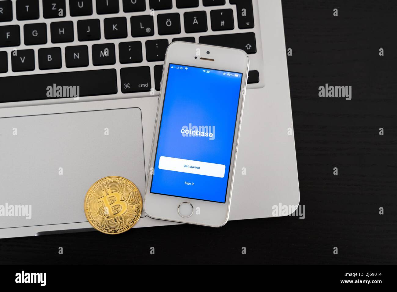 Applicazione Coinbase su smartphone il giorno dell'IPO in borsa. Mercato per commerciare una valuta criptata come Bitcoin e Ethereum. Foto Stock