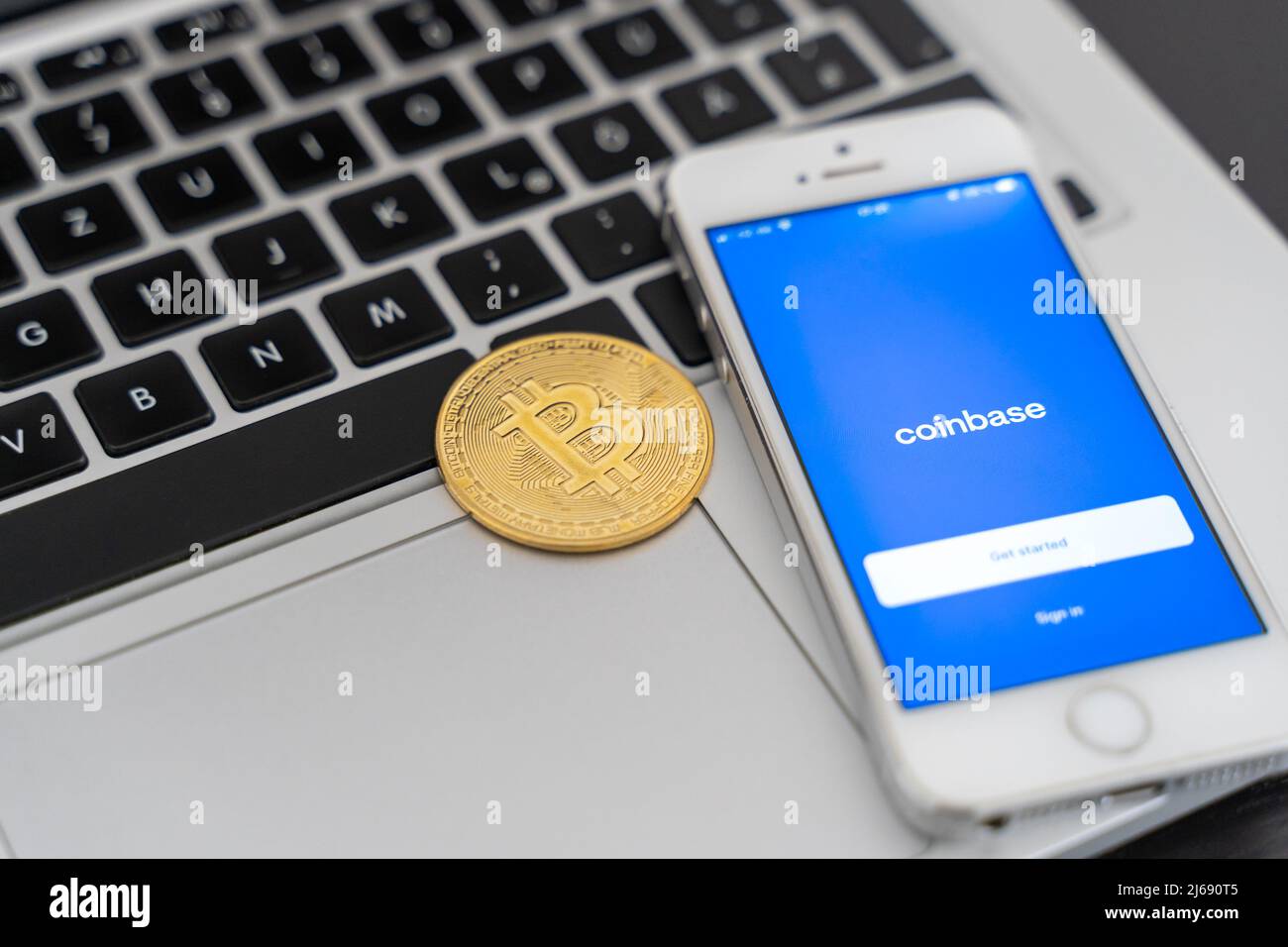 Applicazione Coinbase su smartphone il giorno dell'IPO in borsa. Mercato per commerciare una valuta criptata come Bitcoin e Ethereum. Foto Stock