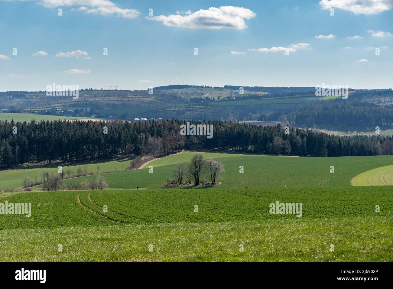 Vista panoramica sulle montagne della Sassonia. Paesaggio rurale della natura verde e un cielo blu con le nuvole. Tempo soleggiato su un campo agricolo. Foto Stock