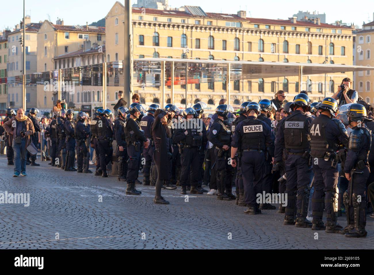 Marsiglia, Francia - Marzo 23 2019: Poliziotti in marcia con casco e giubbotto a prova di proiettile al Vieux Port. Foto Stock