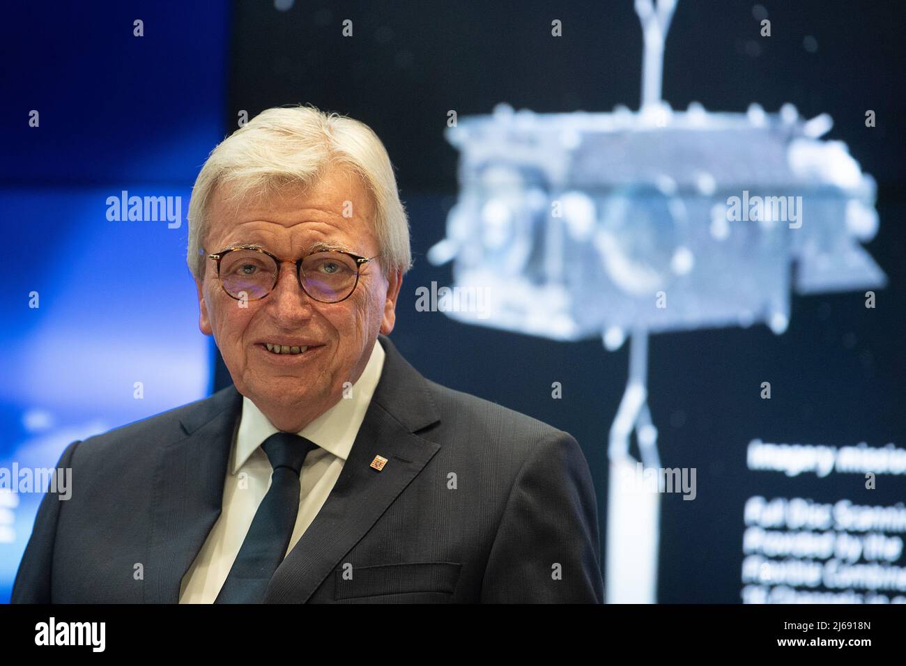 Darmstadt, Germania. 29th Apr 2022. 29 aprile 2022, Hessen, Darmstadt: Volker Bouffier (CDU), Ministro Presidente dell'Assia, parla all'Organizzazione europea per lo sfruttamento dei satelliti meteorologici (EUMETSAT) dopo una riunione di gabinetto del governo di stato dell'Assia. EUMETSAT è un'organizzazione intergovernativa che gestisce i satelliti meteorologici. Foto: Sebastian Gollnow/dpa Credit: dpa Picture Alliance/Alamy Live News Foto Stock