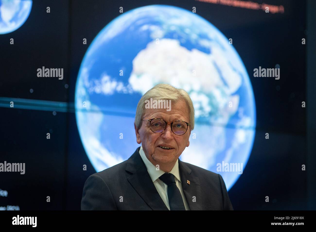 Darmstadt, Germania. 29th Apr 2022. 29 aprile 2022, Hessen, Darmstadt: Volker Bouffier (CDU), Ministro Presidente dell'Assia, parla all'Organizzazione europea per lo sfruttamento dei satelliti meteorologici (EUMETSAT) dopo una riunione di gabinetto del governo di stato dell'Assia. EUMETSAT è un'organizzazione intergovernativa che gestisce i satelliti meteorologici. Foto: Sebastian Gollnow/dpa Credit: dpa Picture Alliance/Alamy Live News Foto Stock