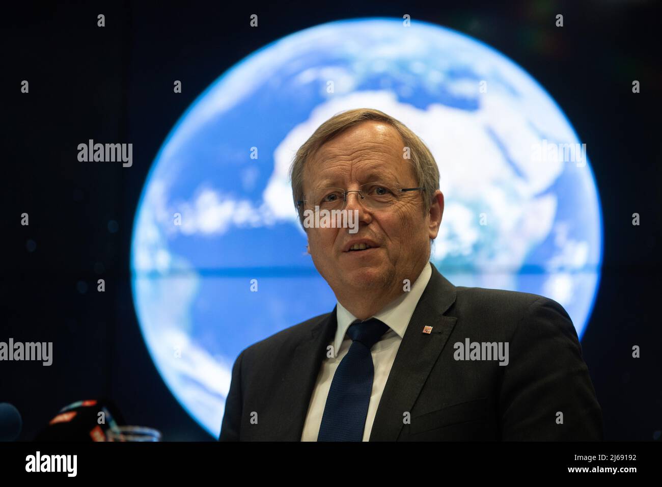 Darmstadt, Germania. 29th Apr 2022. 29 aprile 2022, Hessen, Darmstadt: Johann-Dietrich Wörner, Coordinatore spaziale dell'Assia, parla all'Organizzazione europea per lo sfruttamento dei satelliti meteorologici (EUMETSAT) dopo una riunione del governo dello Stato dell'Assia. EUMETSAT è un'organizzazione intergovernativa che gestisce i satelliti meteorologici. Foto: Sebastian Gollnow/dpa Credit: dpa Picture Alliance/Alamy Live News Foto Stock