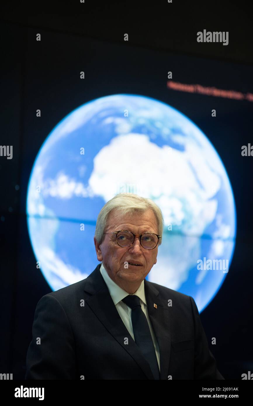 Darmstadt, Germania. 29th Apr 2022. 29 aprile 2022, Hessen, Darmstadt: Volker Bouffier (CDU), Ministro Presidente dell'Assia, parla all'Organizzazione europea per lo sfruttamento dei satelliti meteorologici (EUMETSAT) dopo una riunione di gabinetto del governo di stato dell'Assia. EUMETSAT è un'organizzazione intergovernativa che gestisce i satelliti meteorologici. Foto: Sebastian Gollnow/dpa Credit: dpa Picture Alliance/Alamy Live News Foto Stock
