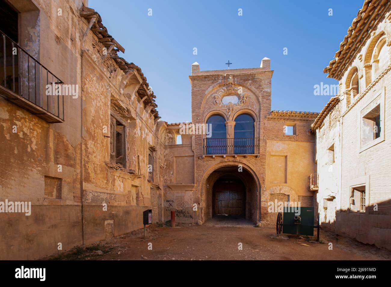 Ingresso alla vecchia città rovinata di Belchite nella provincia di Saragozza, Comunità autonoma di Aragona, Spagna Foto Stock