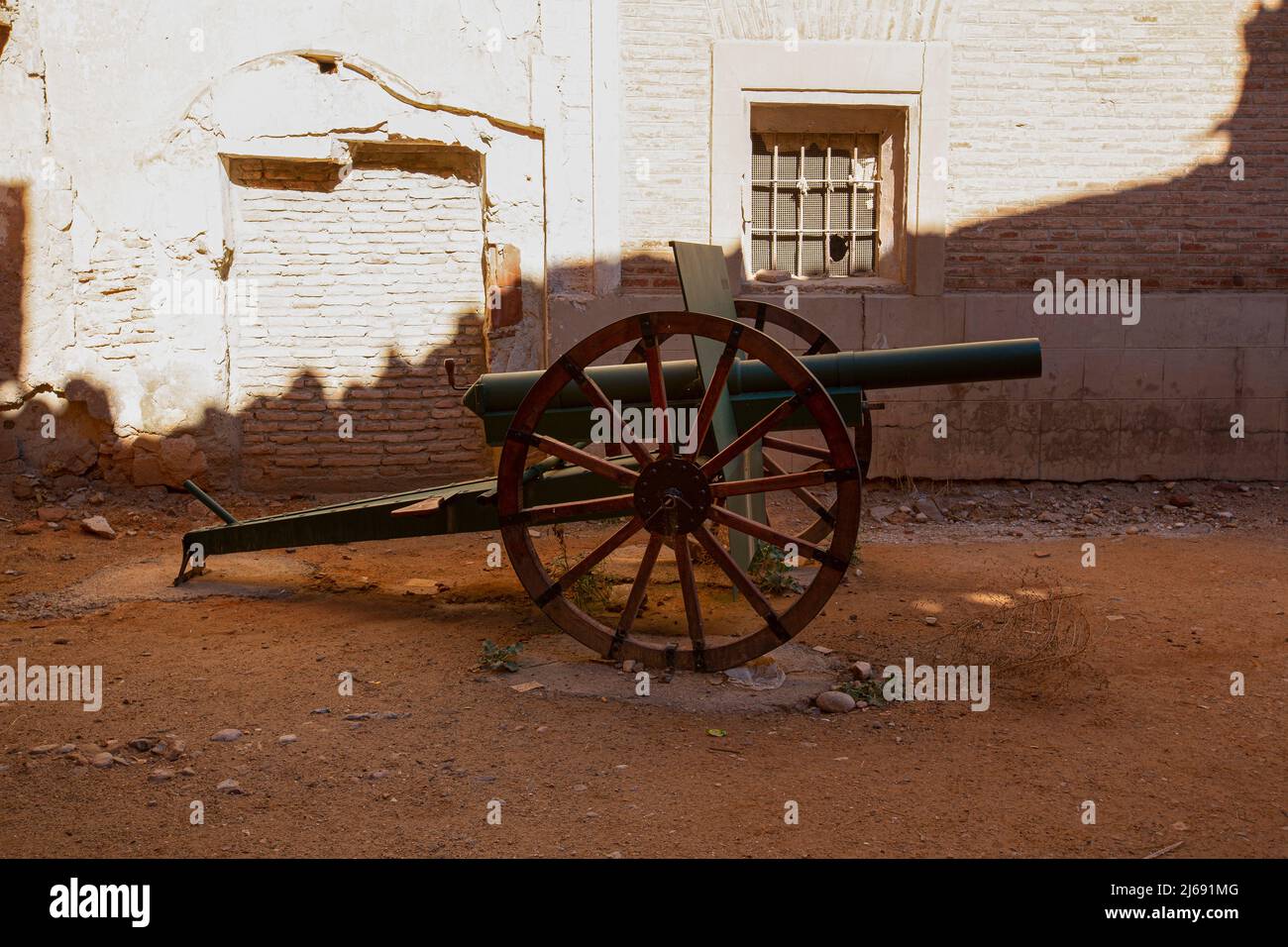 Cannone di artiglieria alle porte d'ingresso della città vecchia di Belchite, provincia di Saragozza, Comunità autonoma di Aragona, Spagna Foto Stock