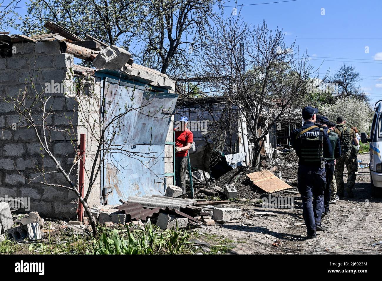 Non esclusiva: ZAPORIZHZHZHIA, UCRAINA - 28 APRILE 2022 - gli esecutori della legge osservano i danni causati da un attacco missilistico russo ad almeno 12 case a Zap Foto Stock