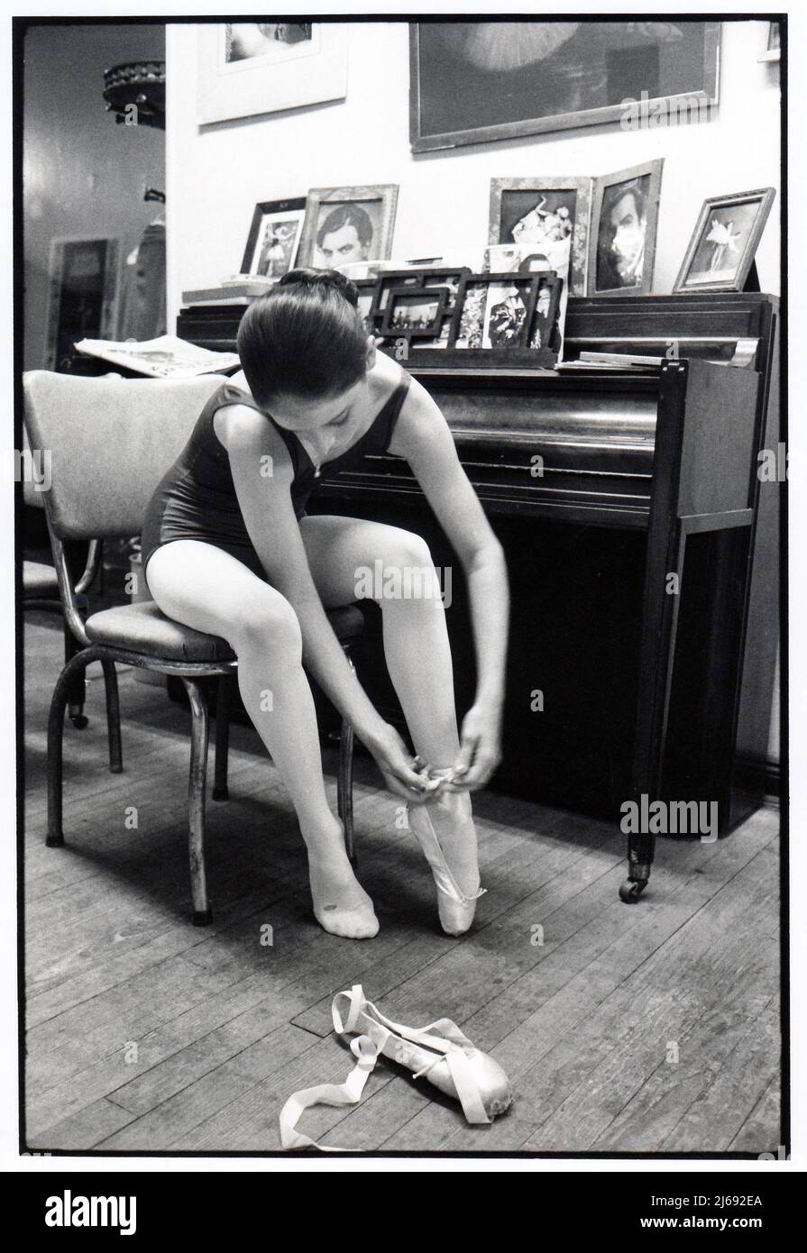Una ballerina adolescenziale e studente del Maestro Vincenzo Celli sembra aggraziato indossando le sue scarpe a punta. A Manhattan nel 1980. Foto Stock
