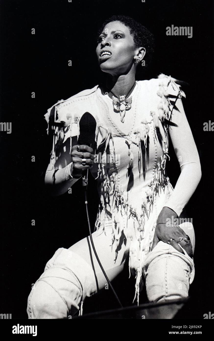 Nona Hendryx, cantautore ed ex membro di Patti Labelle e Bluebelles si esibisce sul palco di Central Park a metà degli anni '70. A Manhattan, New York. Foto Stock