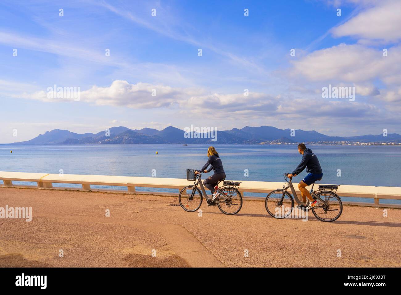 Ciclisti sul Boulevard de la Croisette, Cannes, Alpes-Maritimes, Provence-Alpes-Cote d'Azur, Francia, Mediterraneo, Europa Foto Stock
