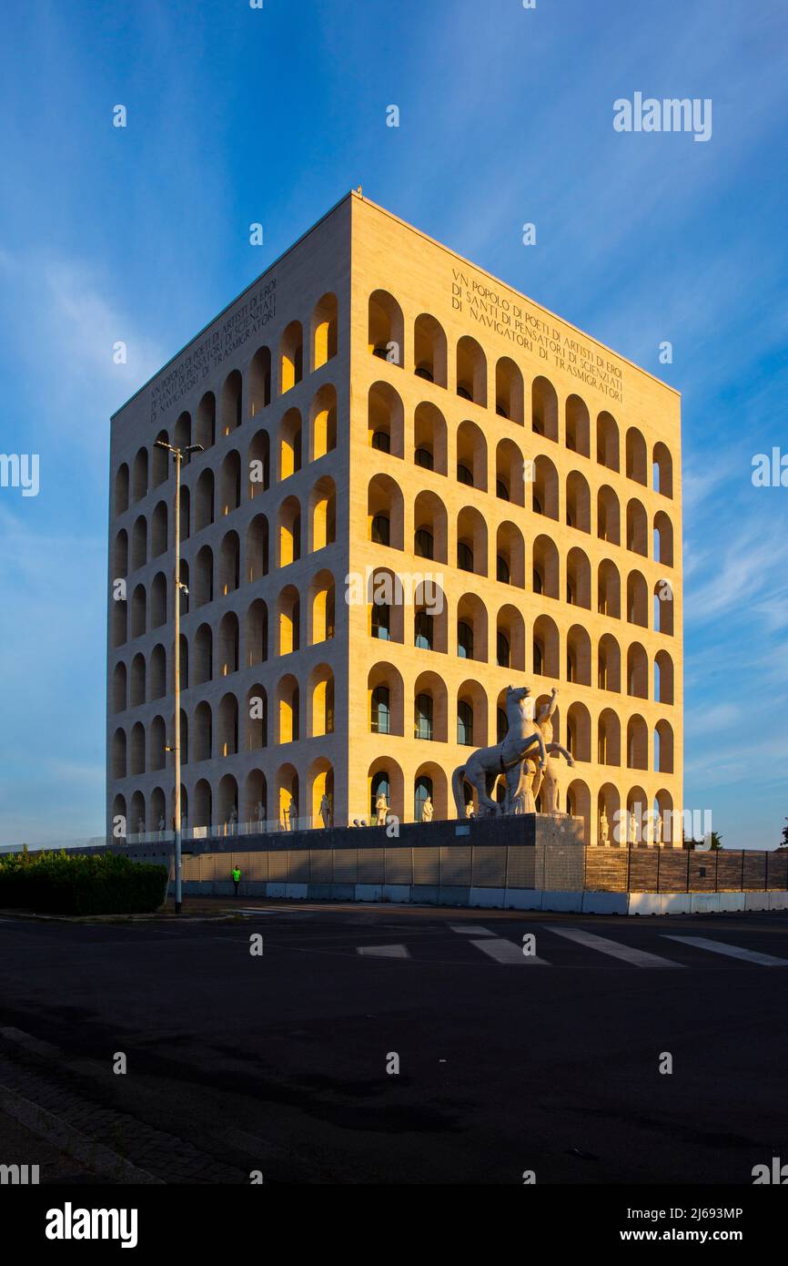 Palazzo della Civilta, quartiere EUR, Roma, Lazio, Italia Foto Stock