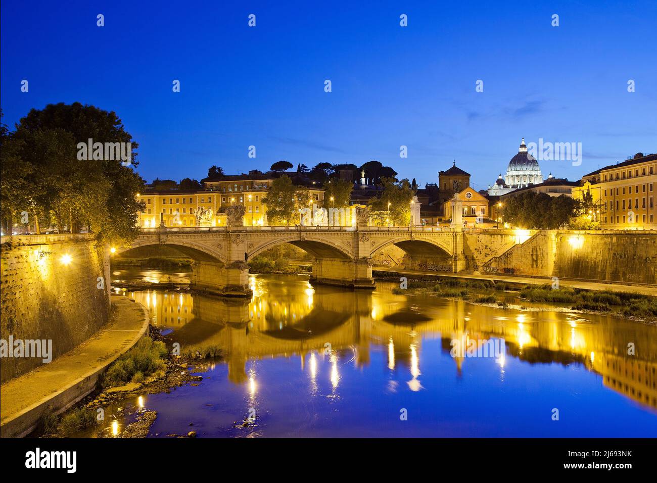 Fiume Tevere con Basilica di San Pietro in Vaticano, Roma, Lazio, Italia Foto Stock