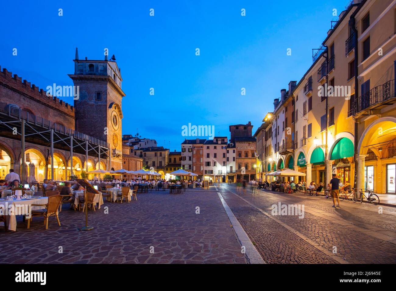 Piazza delle Erbe, Mantova (Mantova), Patrimonio dell'Umanità dell'UNESCO, Lombardia (Lombardia), Italia Foto Stock