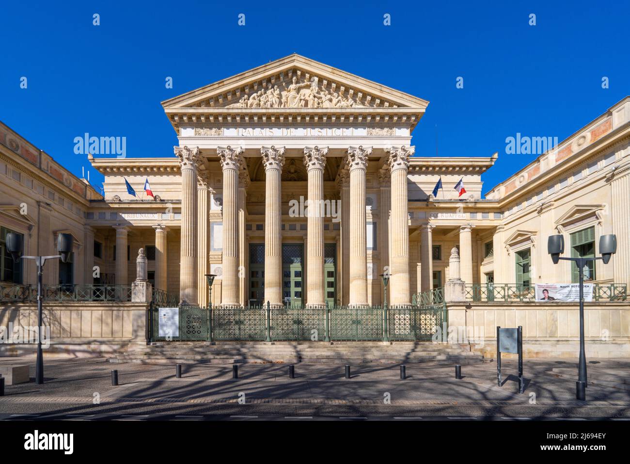 Il Palazzo di Giustizia, Nimes, Gard, Occitania, Francia, Europa Foto Stock