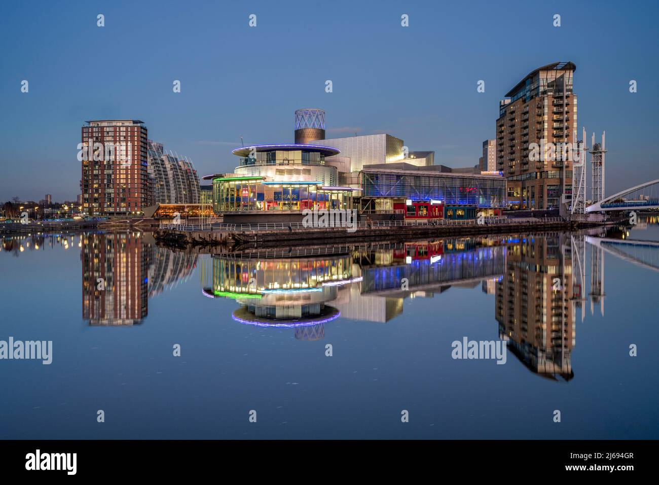 Il Lowry Theatre di Salford Quays si riflette nel fiume Irwell, Salford, Manchester, Inghilterra, Regno Unito Foto Stock